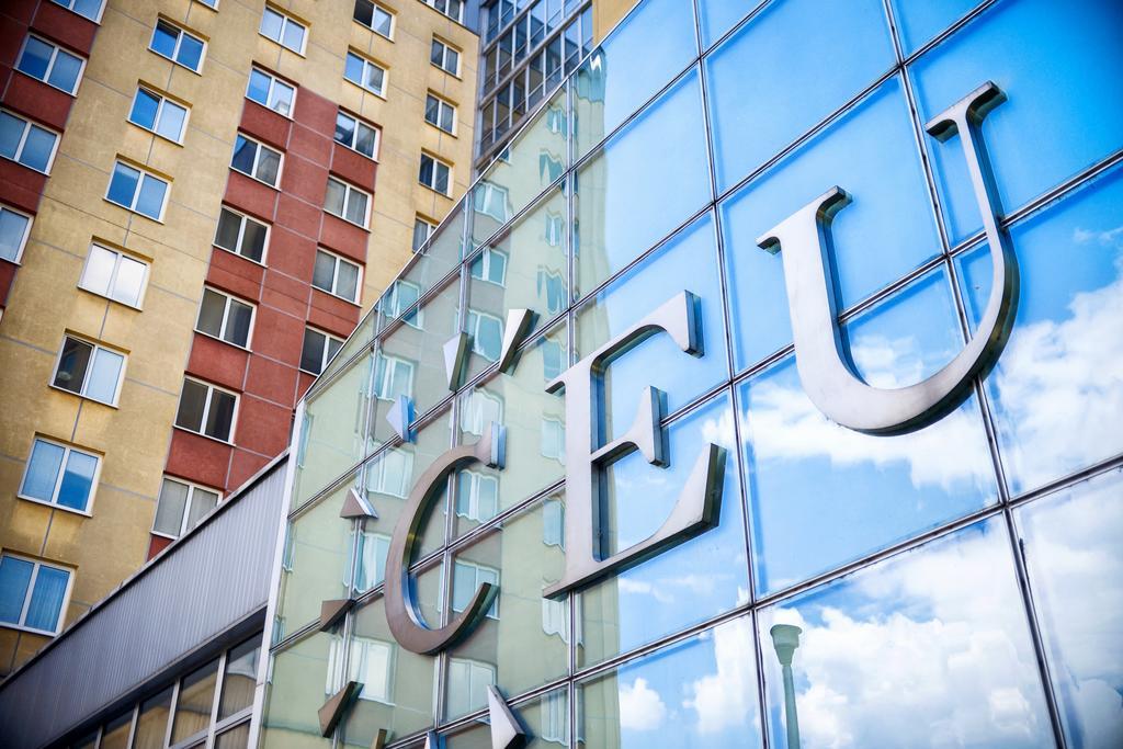 Ceu Konferencia Koezpont Hotel Budapeste Exterior foto