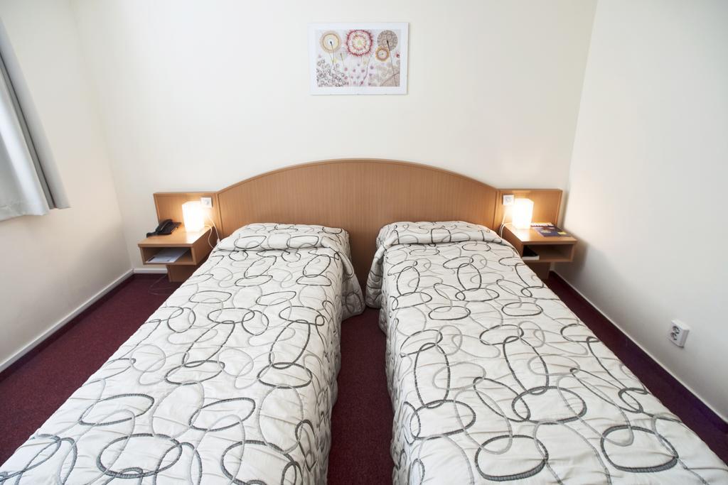 Ceu Konferencia Koezpont Hotel Budapeste Quarto foto